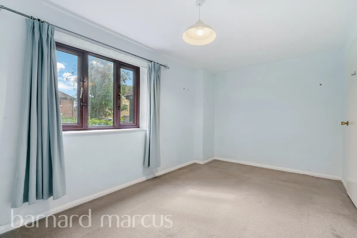 Flat Tawny Close in Greater London