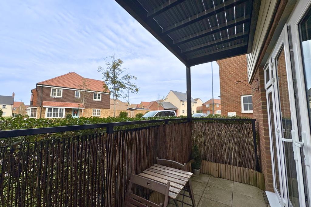 Flat Plover Avenue in Ashford