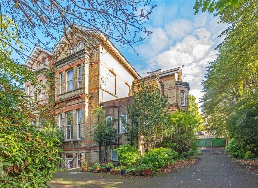 Flat Riverdale Road in Greater London