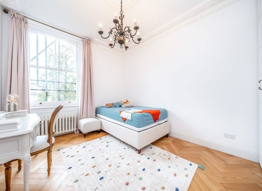 Flat Riverdale Road in Greater London
