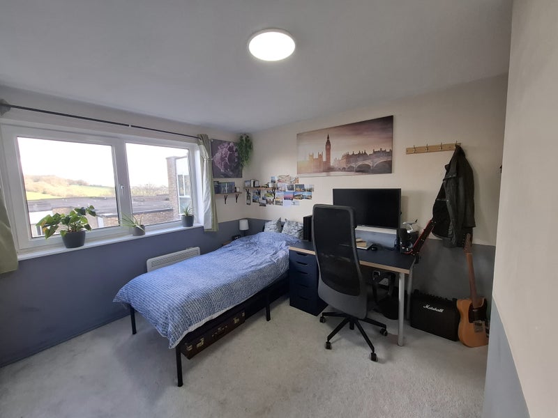 Room Ison Hill Road in Bristol