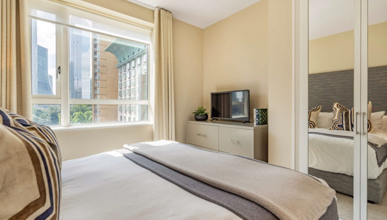 Flat Westferry Circus in Greater London