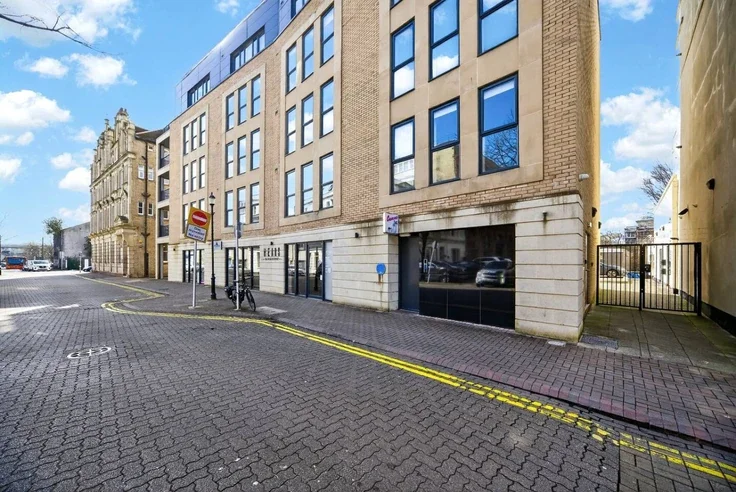 Flat Mount Stuart Square in Cardiff