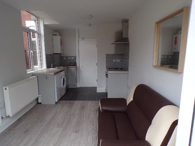 Flat Kingsland Avenue in Coventry