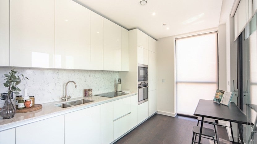 Flat Ponton Road in Greater London