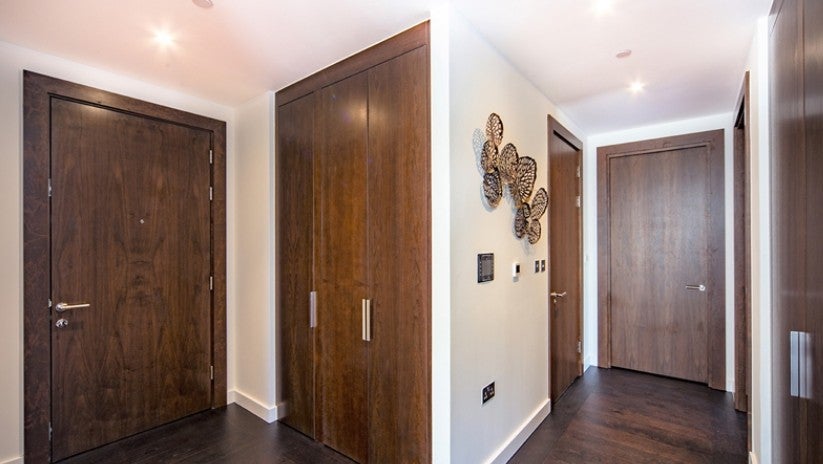 Flat Ponton Road in Greater London