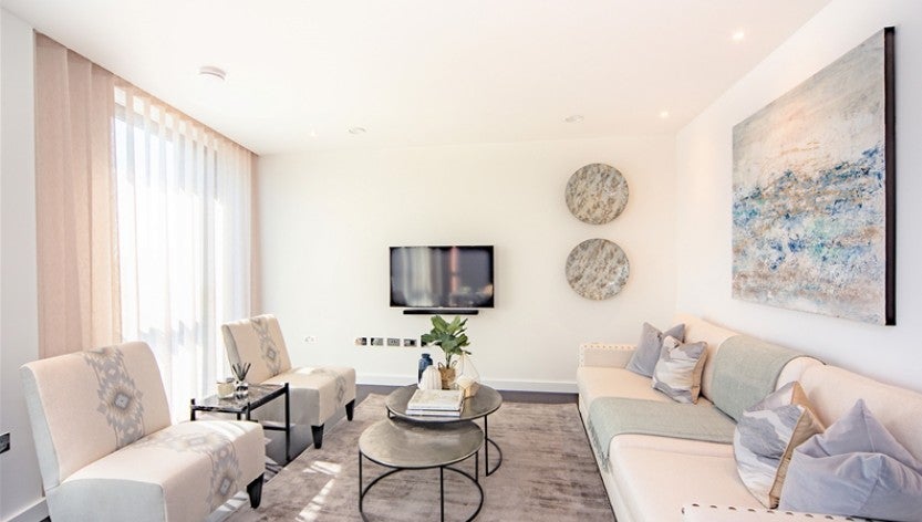 Flat Ponton Road in Greater London