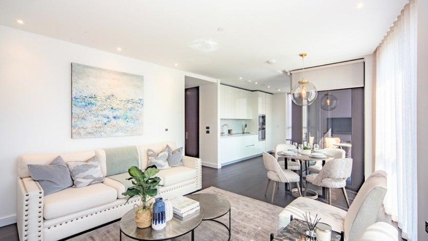 Flat Ponton Road in Greater London