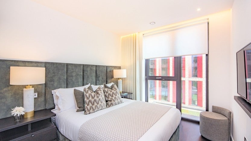 Flat Ponton Road in Greater London