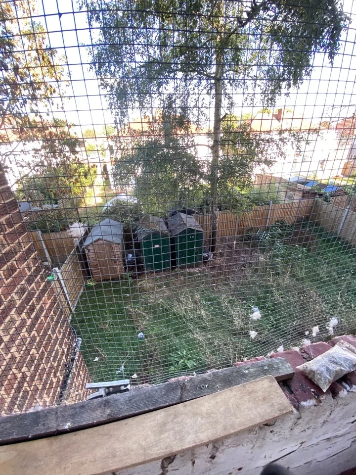 Flat Honeypot Lane in Greater London