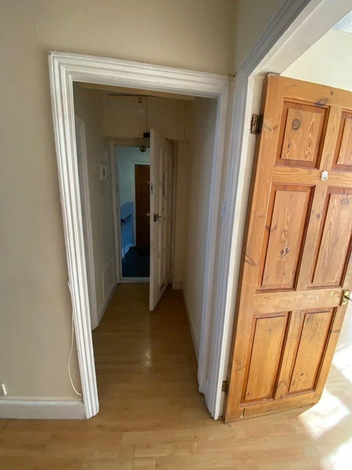 Flat Honeypot Lane in Greater London