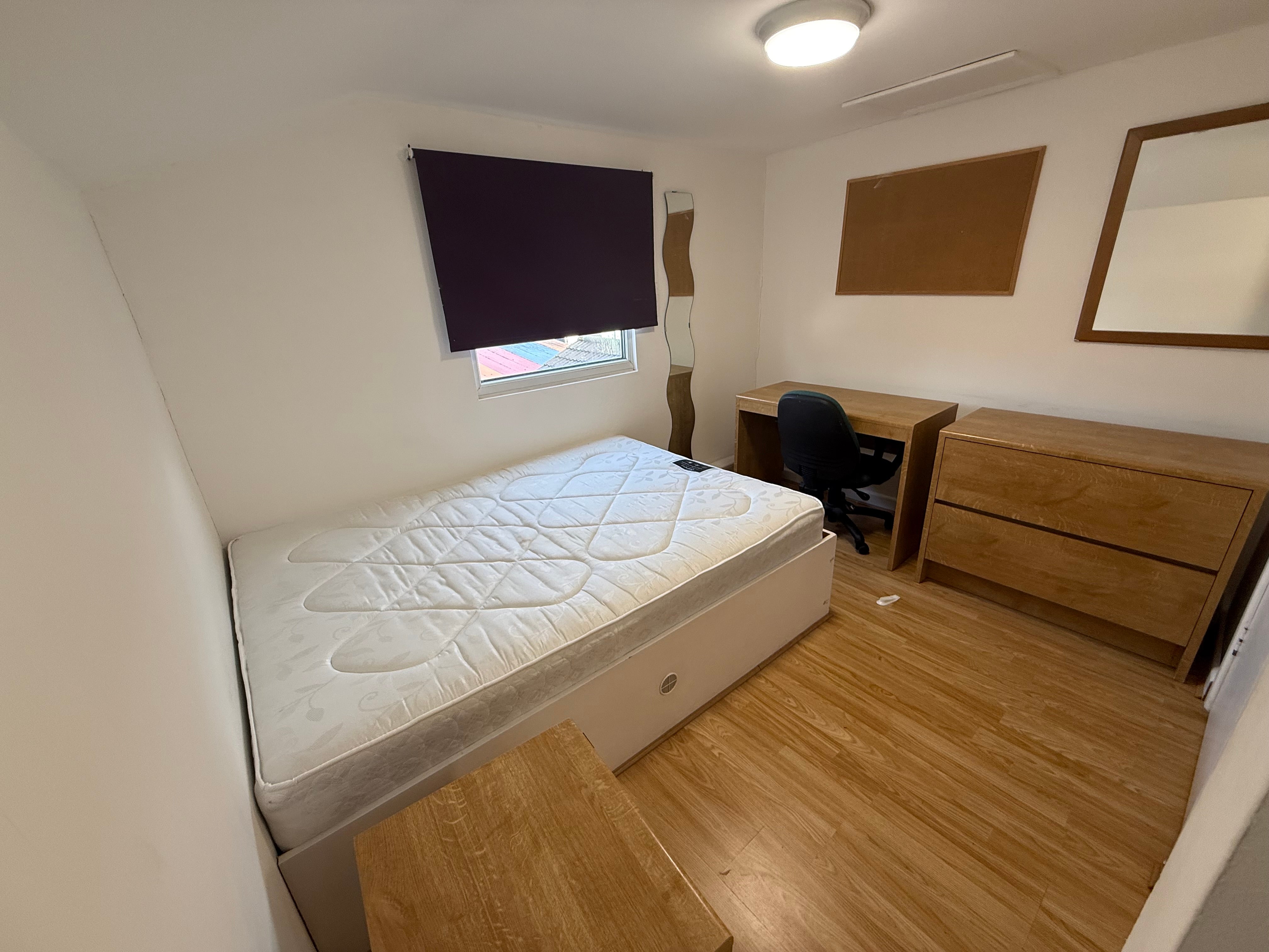 Room Frederick Grove in Nottingham