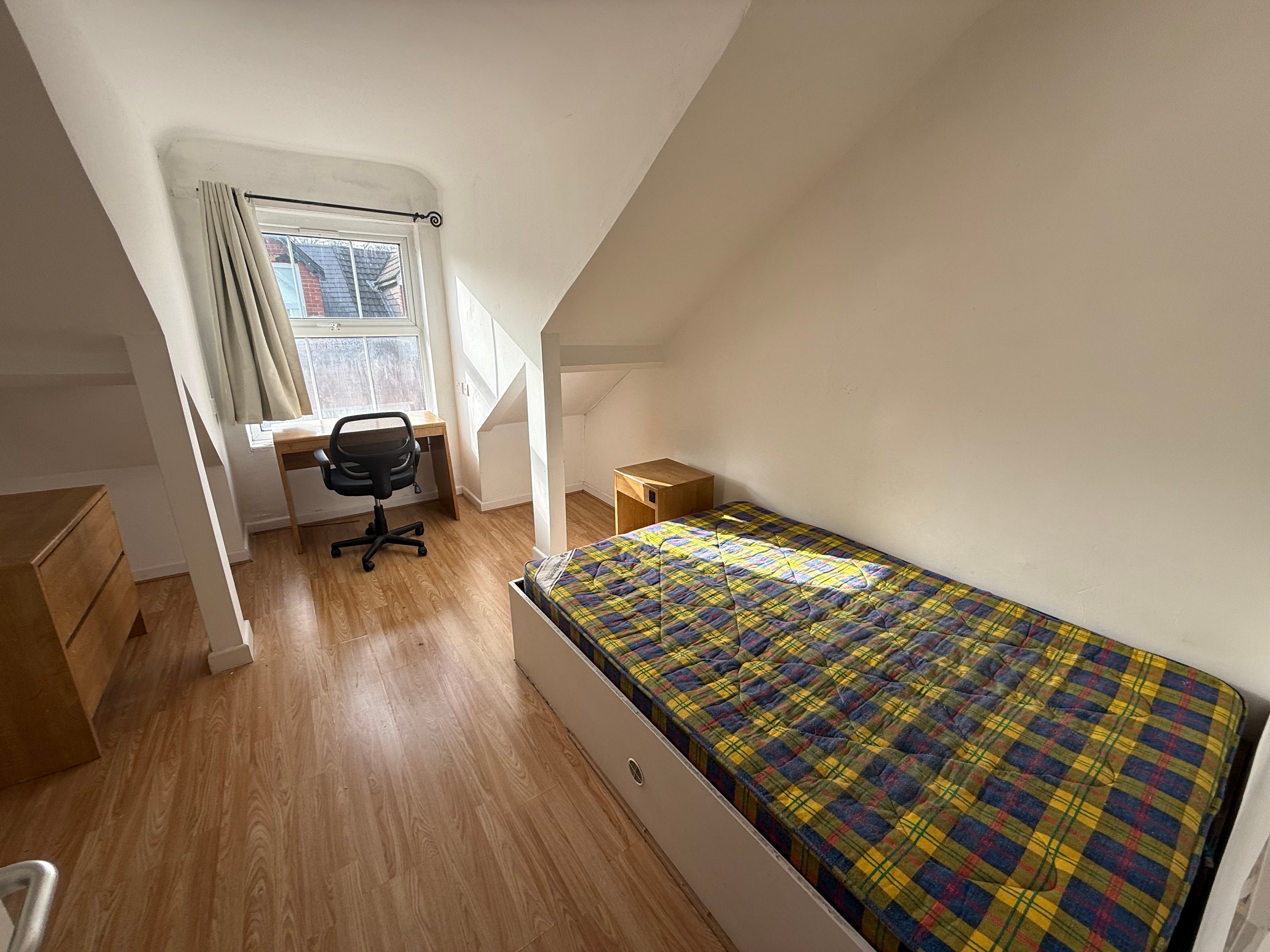 Room Frederick Grove in Nottingham