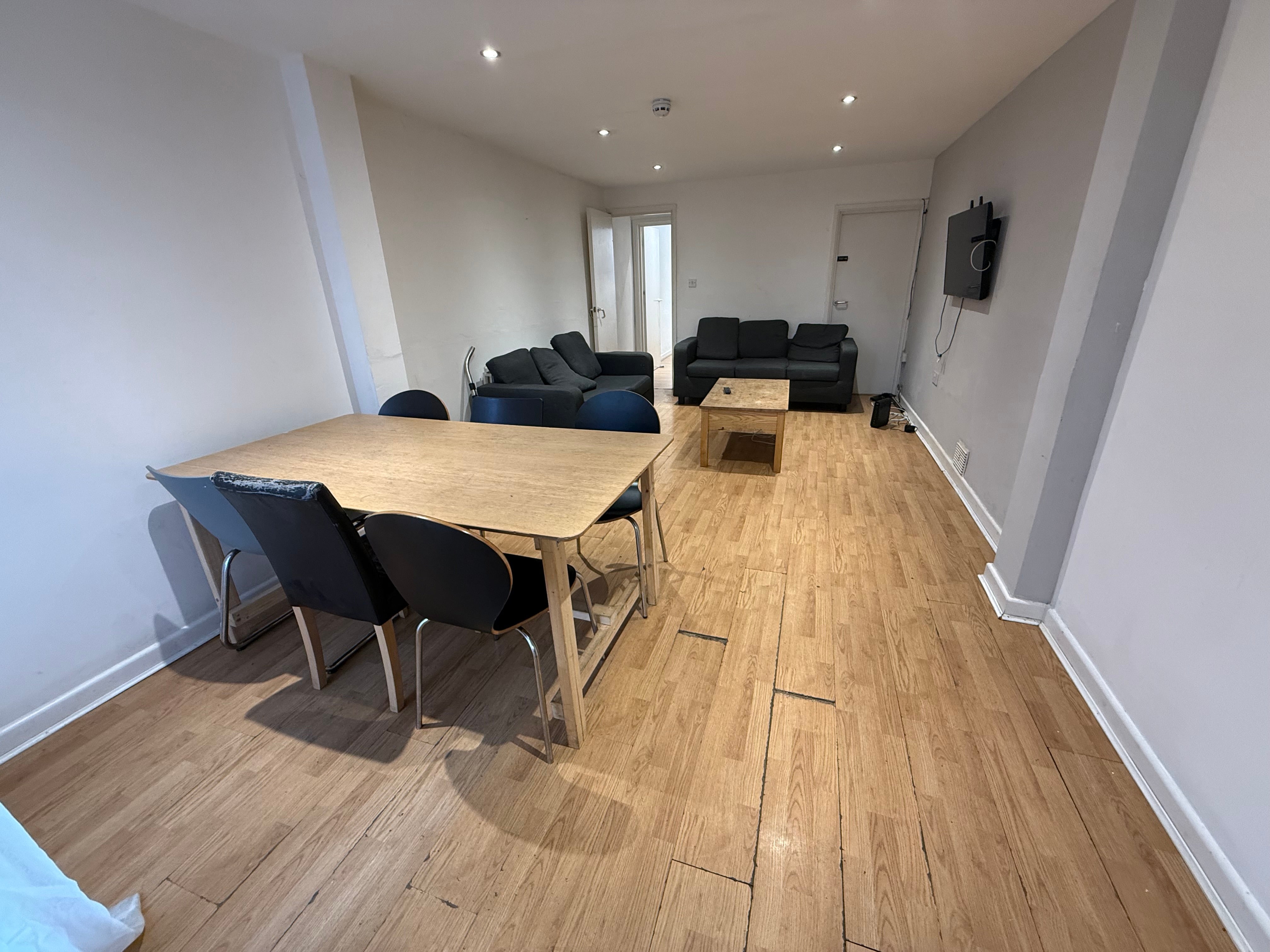 Room Frederick Grove in Nottingham
