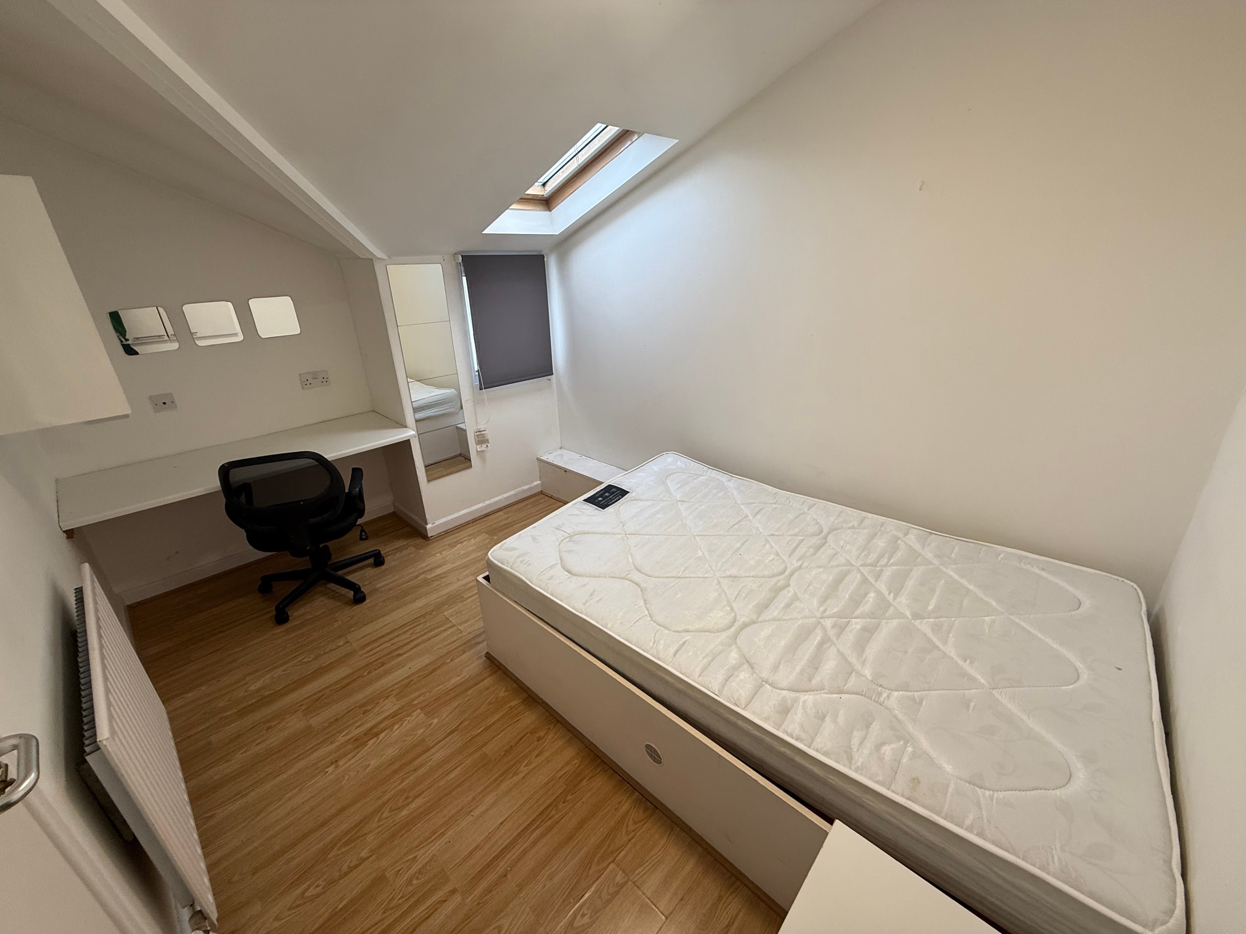 Room Frederick Grove in Nottingham