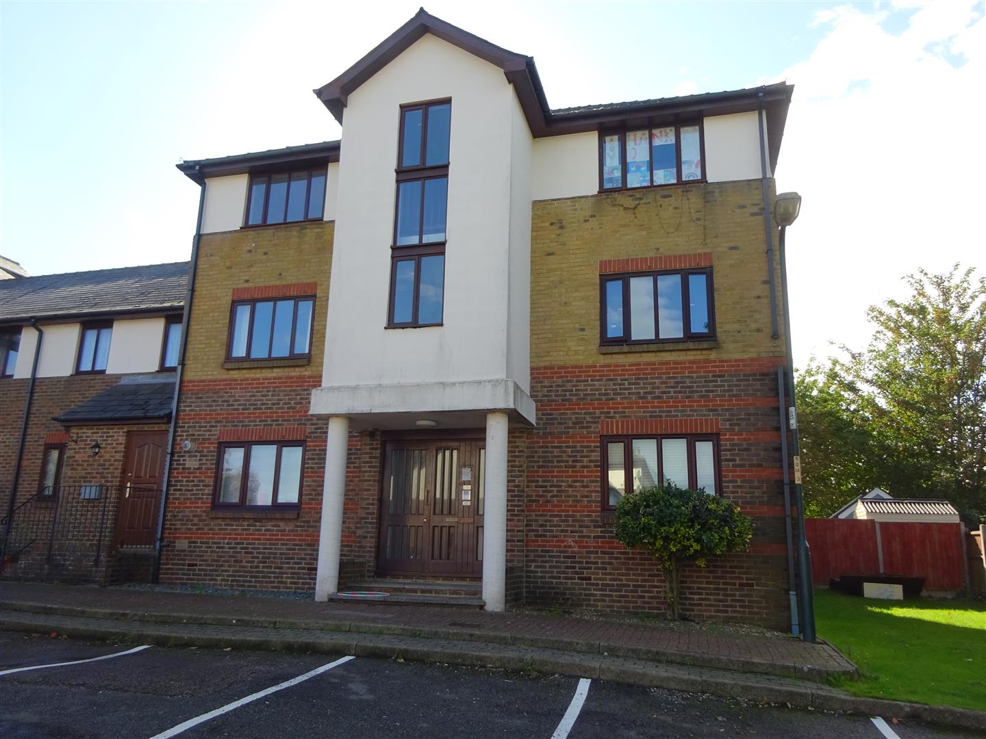 Flat Grosvenor Avenue in Chatham