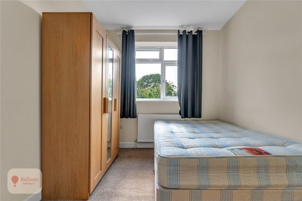 Room Frome Valley Road in Bristol