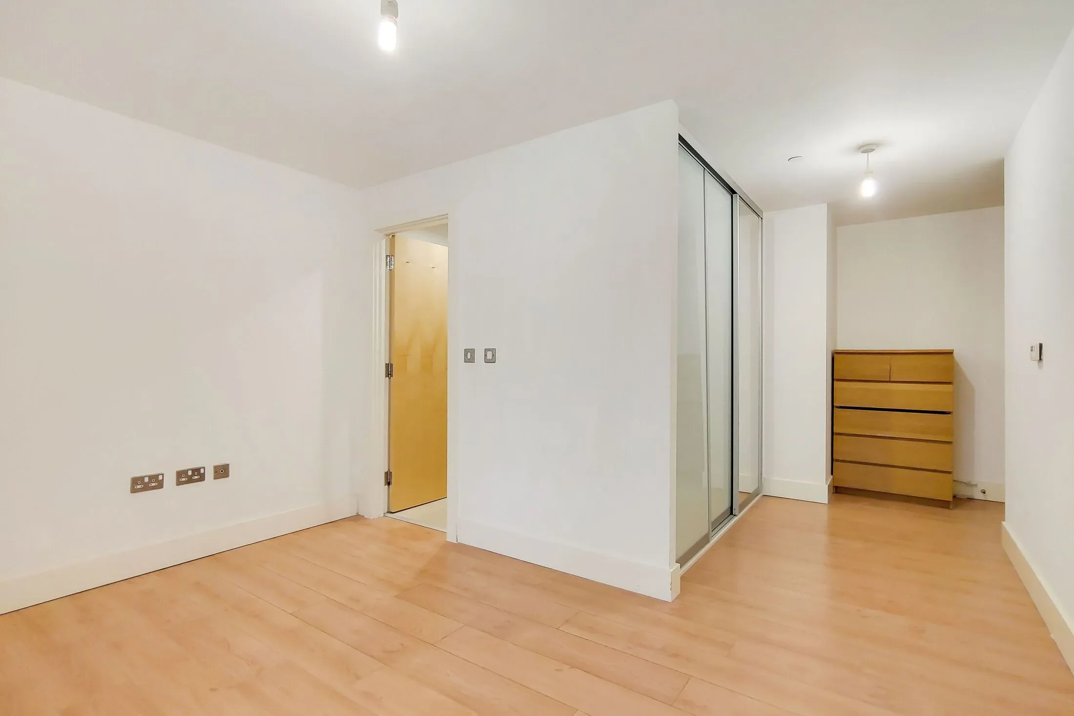 Flat Blackwall Way in Greater London