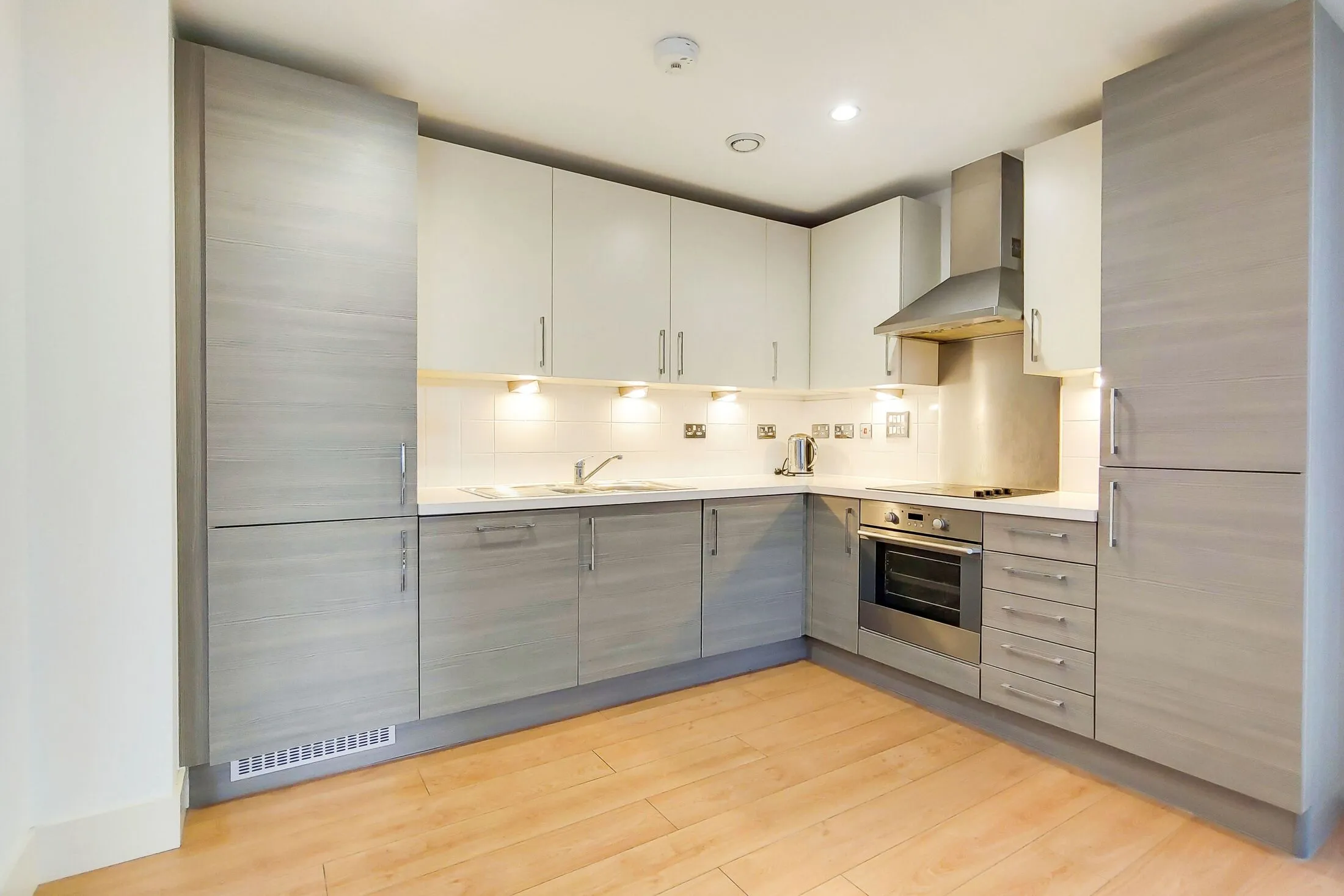 Flat Blackwall Way in Greater London