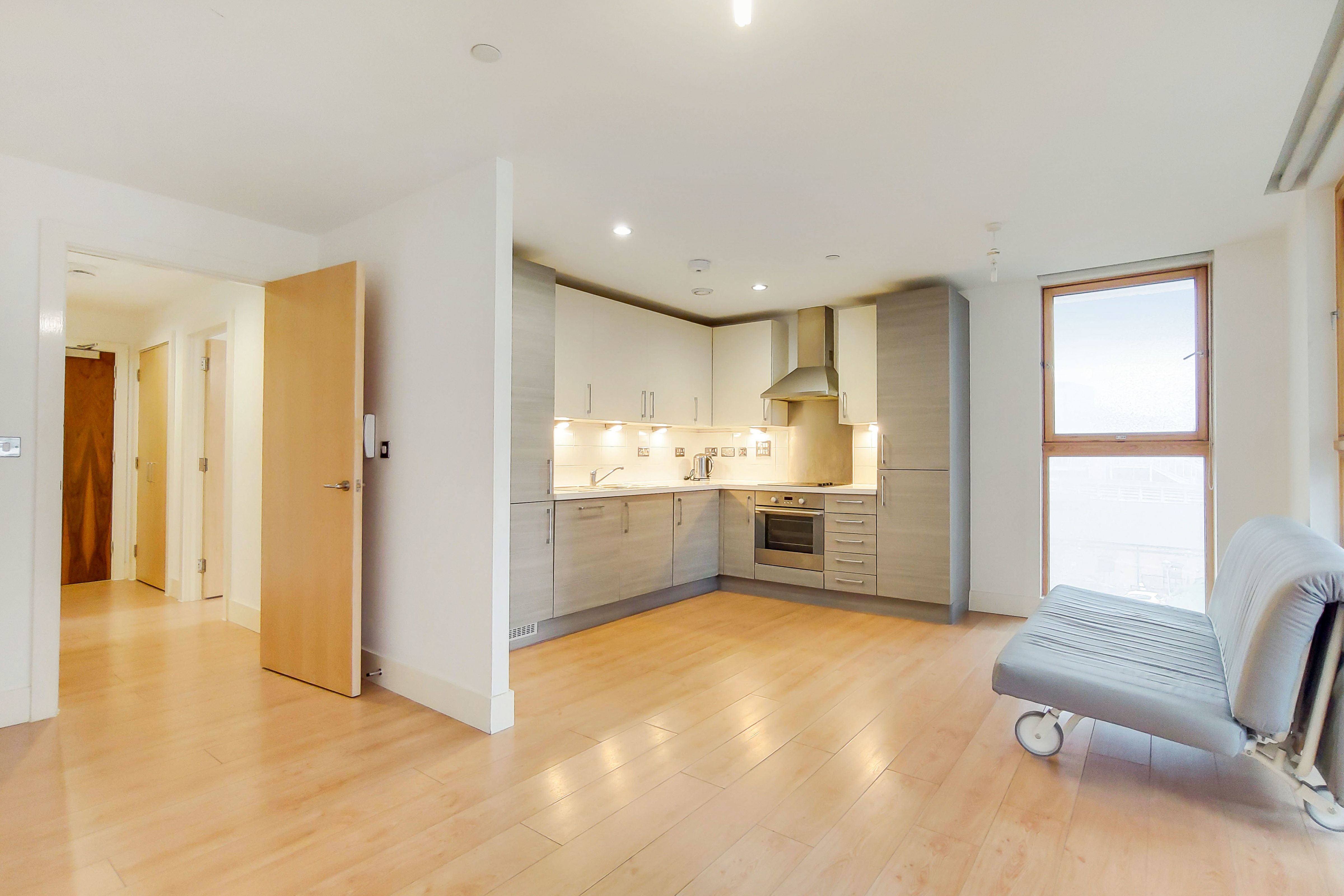 Flat Blackwall Way in Greater London
