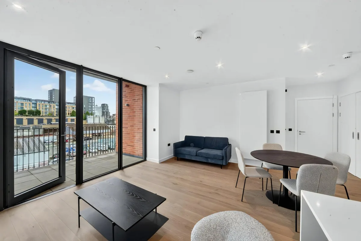 Flat Carnwath Road in Greater London