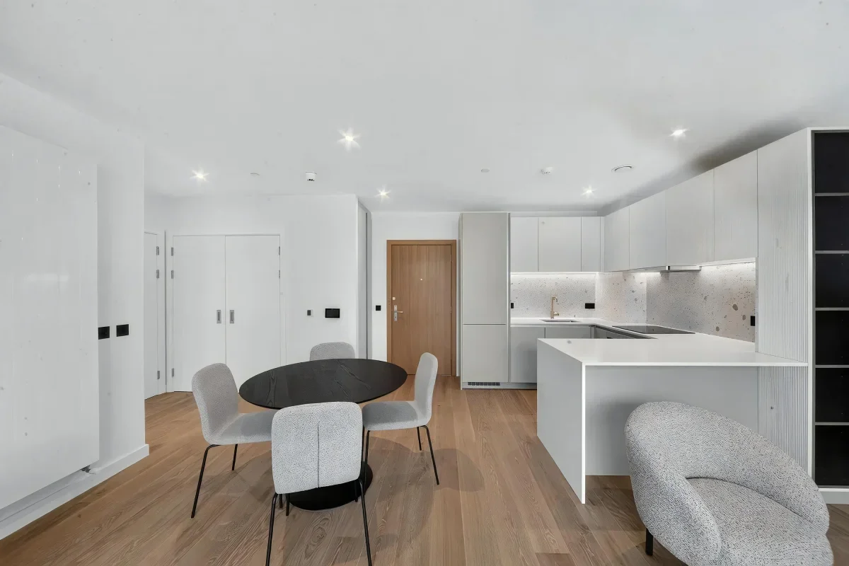 Flat Carnwath Road in Greater London