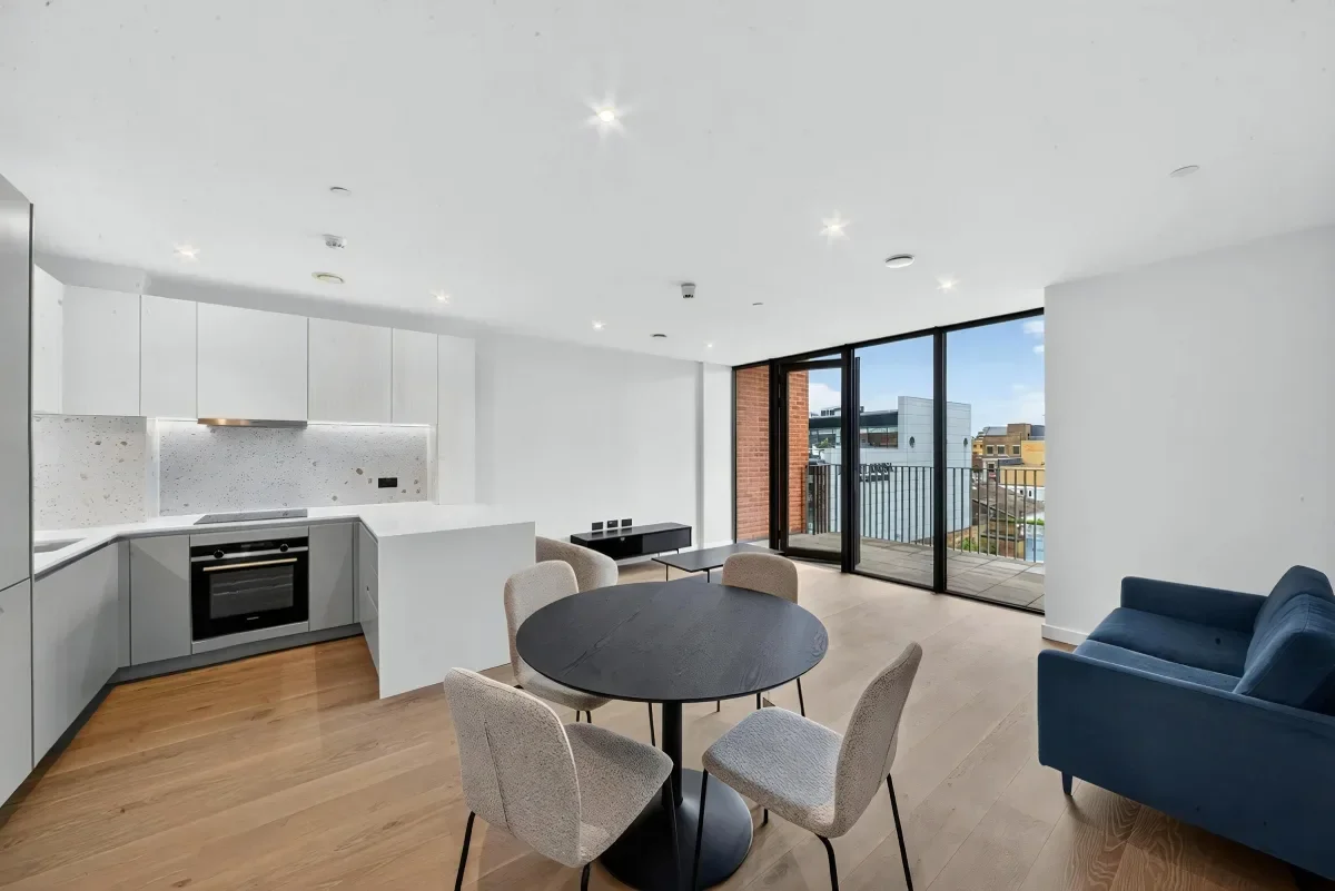 Flat Carnwath Road in Greater London