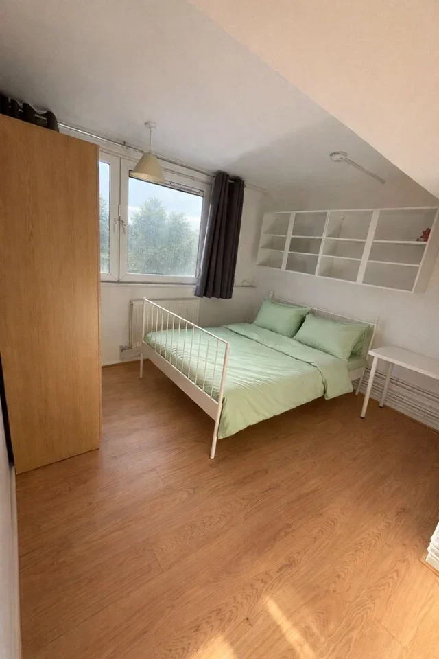 Room Lough Road in Greater London