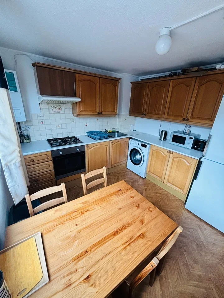 Room Lough Road in Greater London