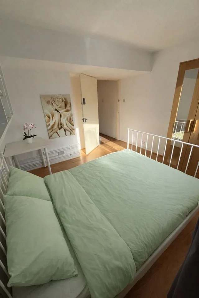 Room Lough Road in Greater London