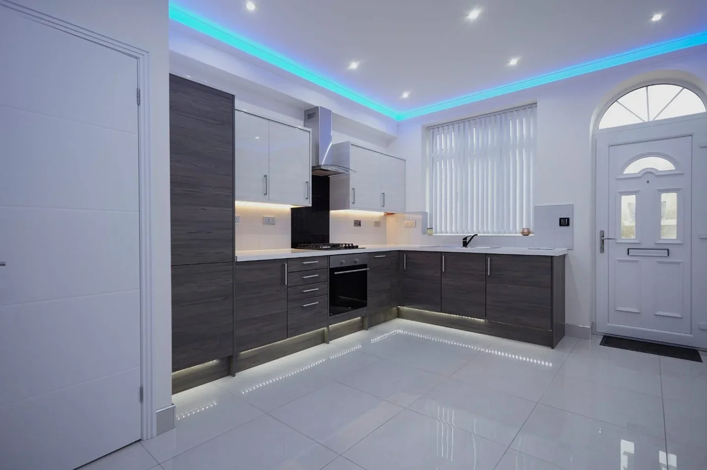 Room Rose Avenue in Greater London