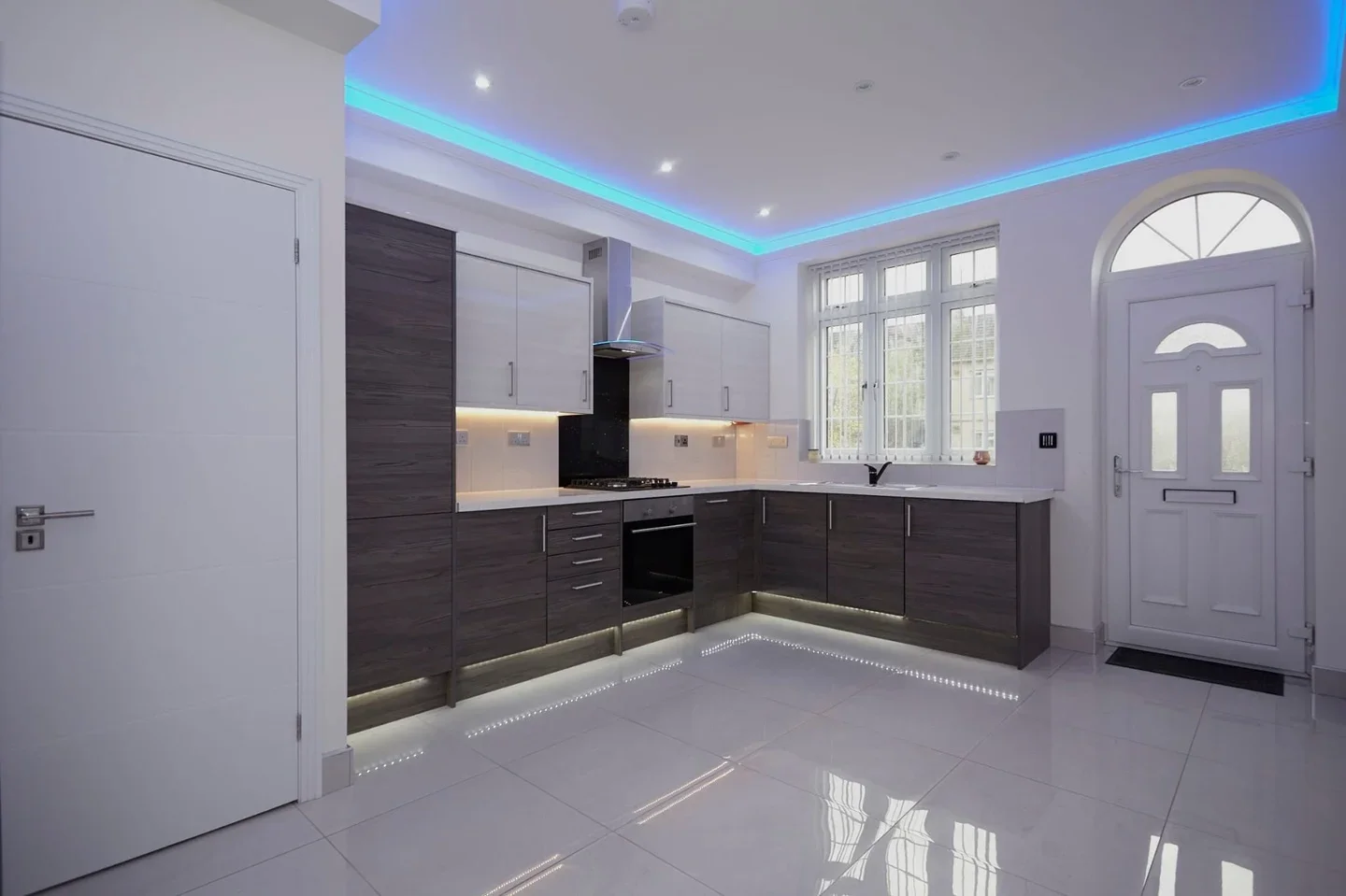 Room Rose Avenue in Greater London