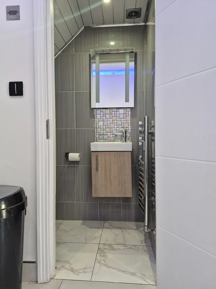 Room Rose Avenue in Greater London