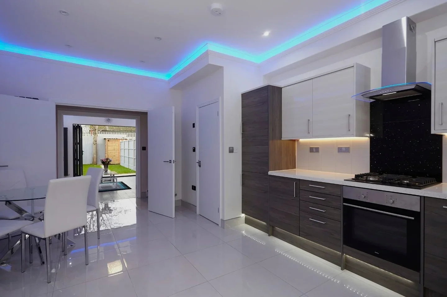 Room Rose Avenue in Greater London