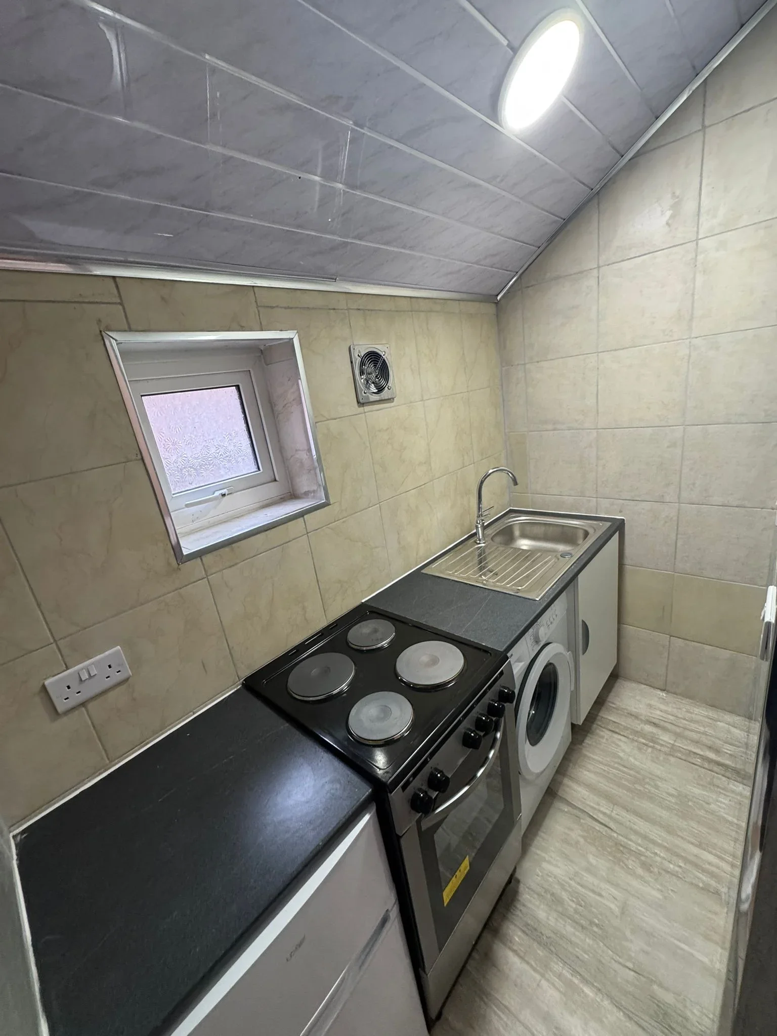 Room Ashburnham Road in Luton
