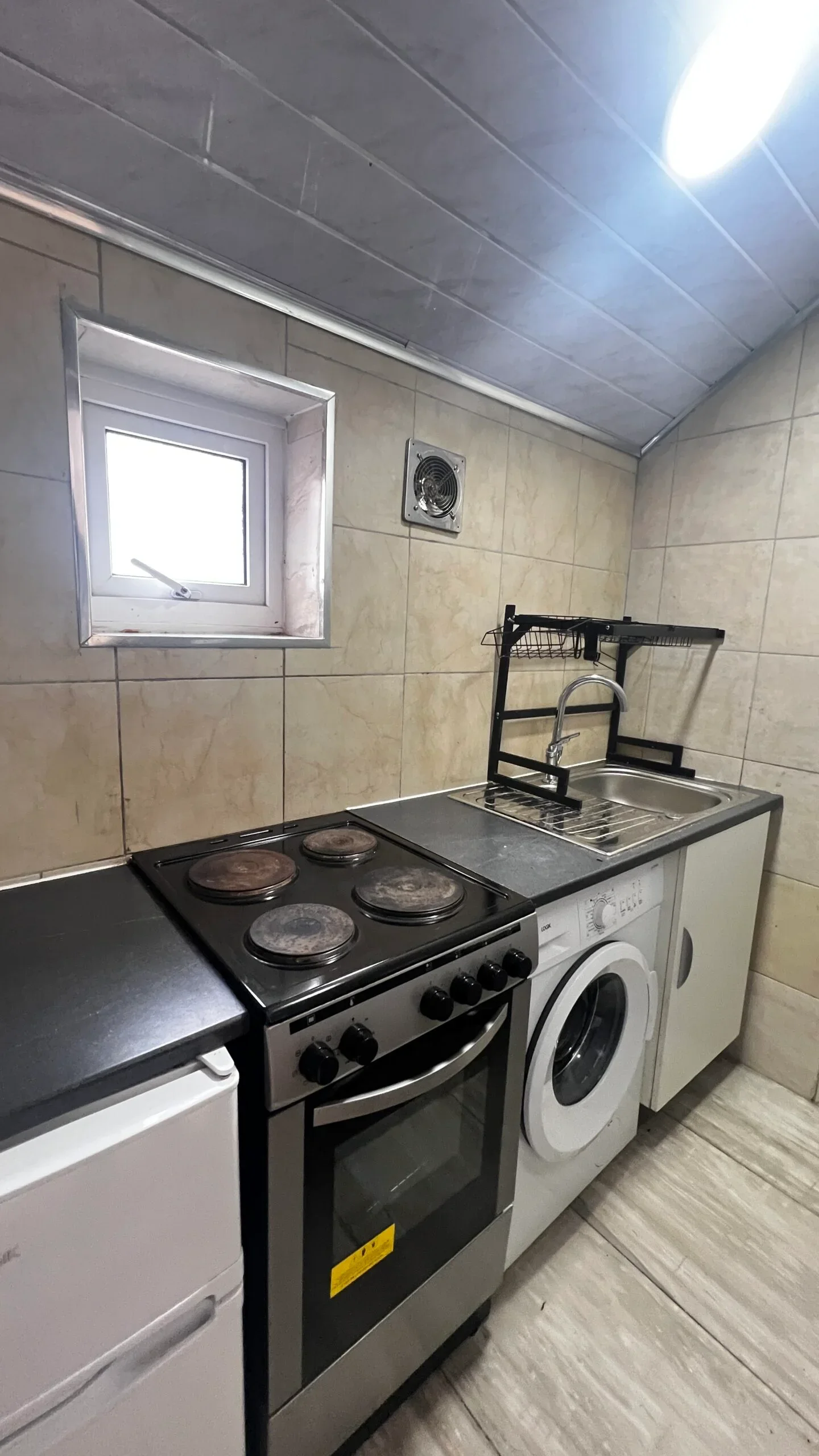 Room Ashburnham Road in Luton