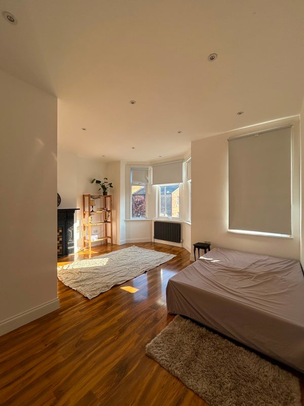 Room Hainthorpe Road in Greater London