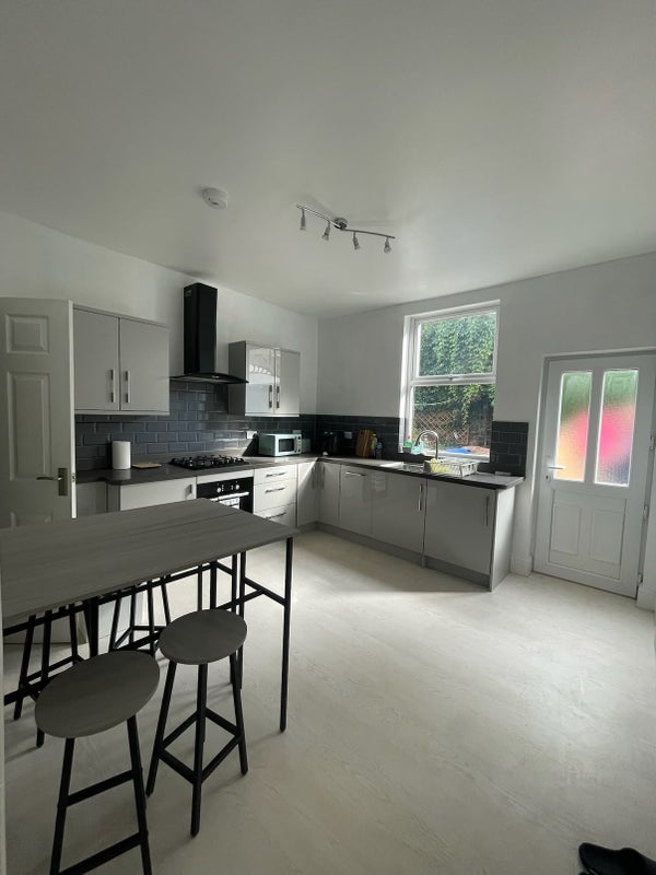 Room Roebuck Road in Sheffield