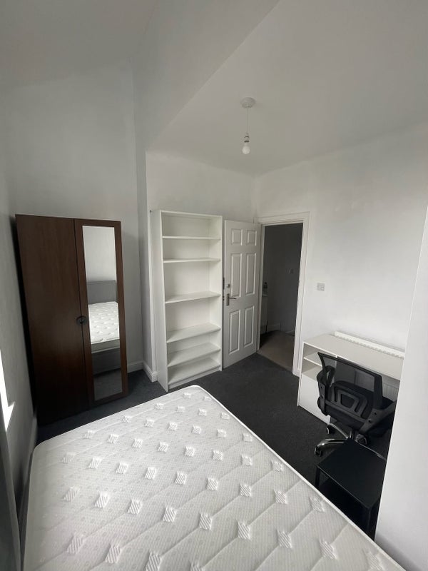 Room Roebuck Road in Sheffield