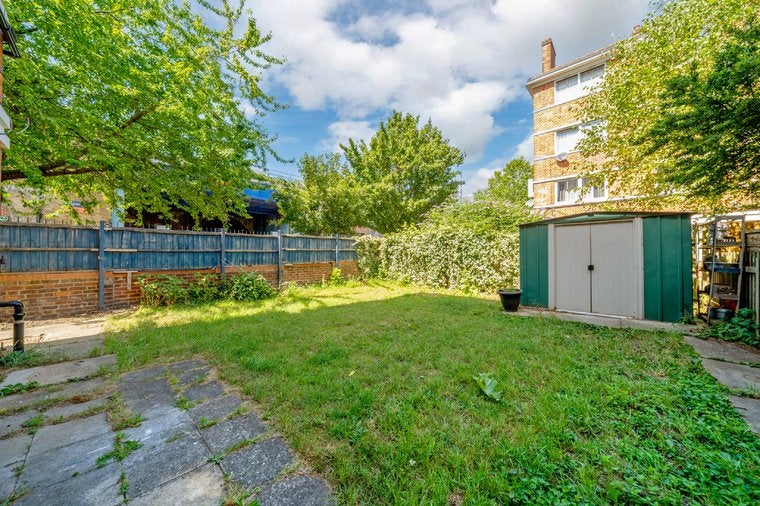 Flat Sweeney Crescent in Greater London