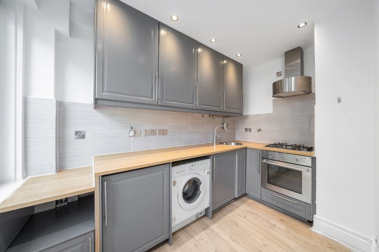 Flat Sweeney Crescent in Greater London