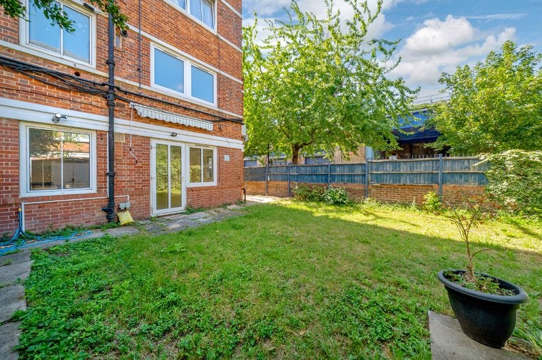 Flat Sweeney Crescent in Greater London