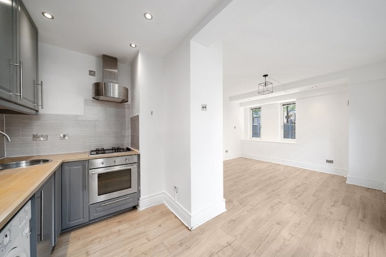 Flat Sweeney Crescent in Greater London