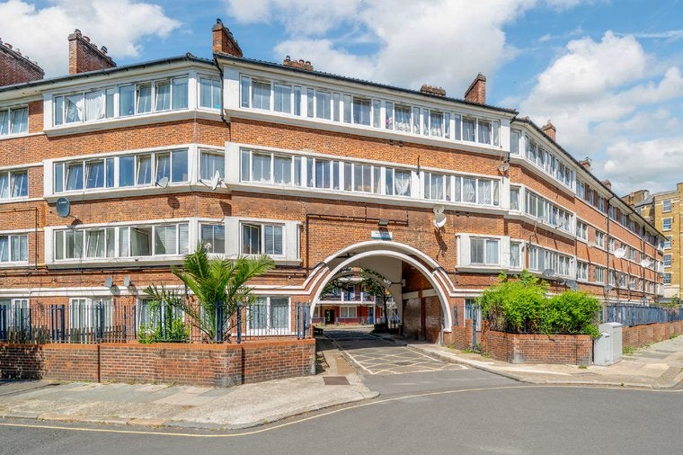 Flat Sweeney Crescent in Greater London