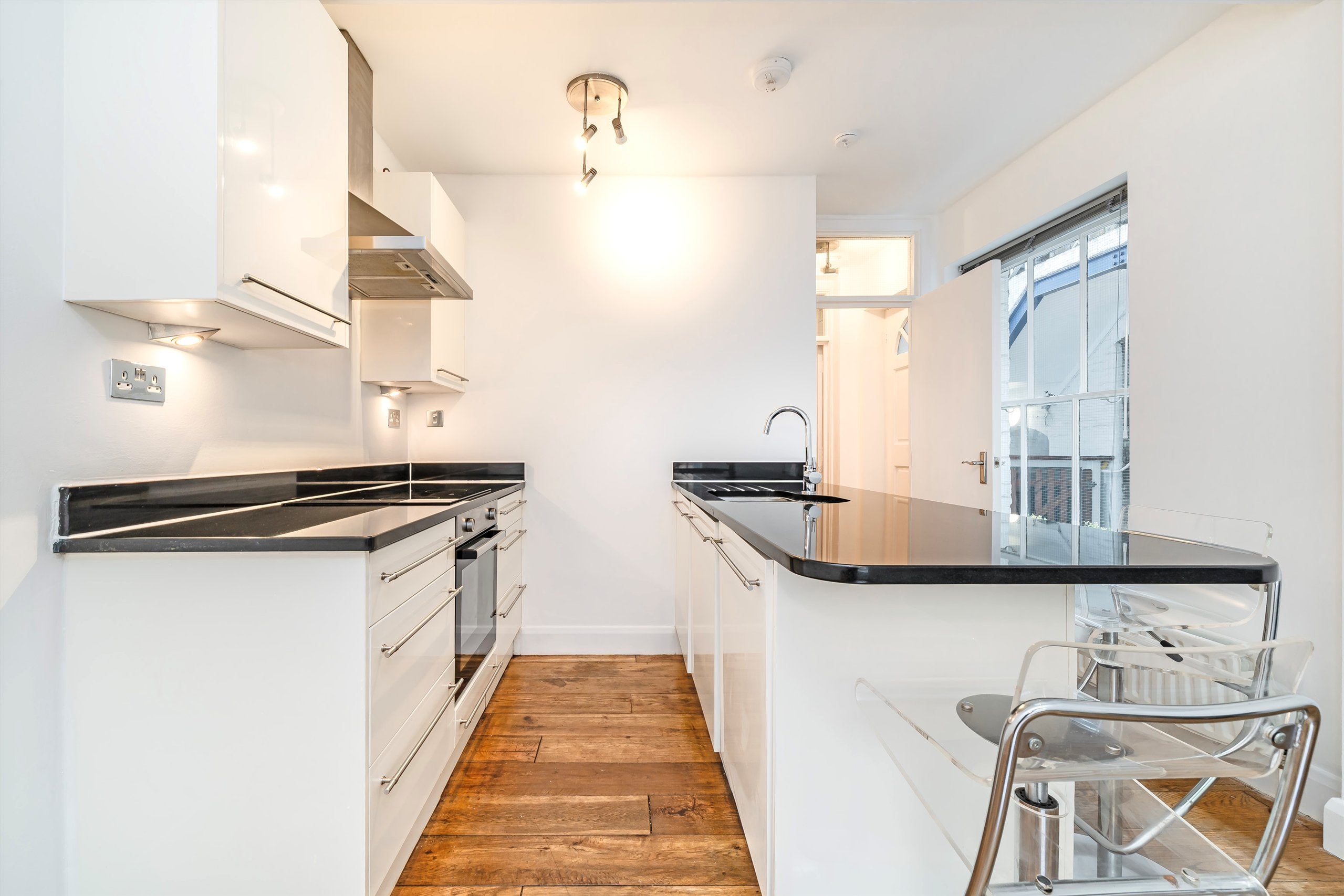Flat Carmel Court in Greater London