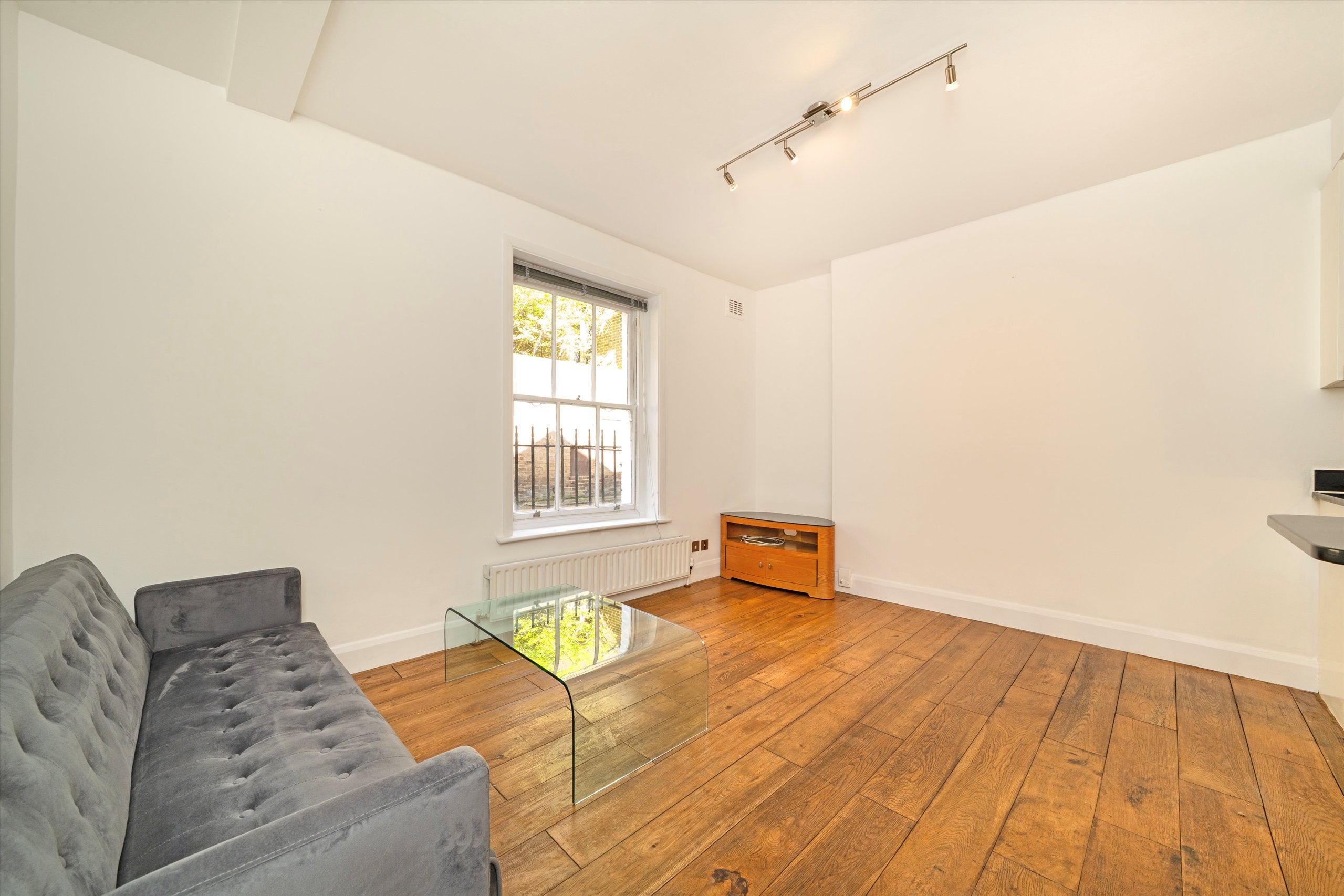 Flat Carmel Court in Greater London