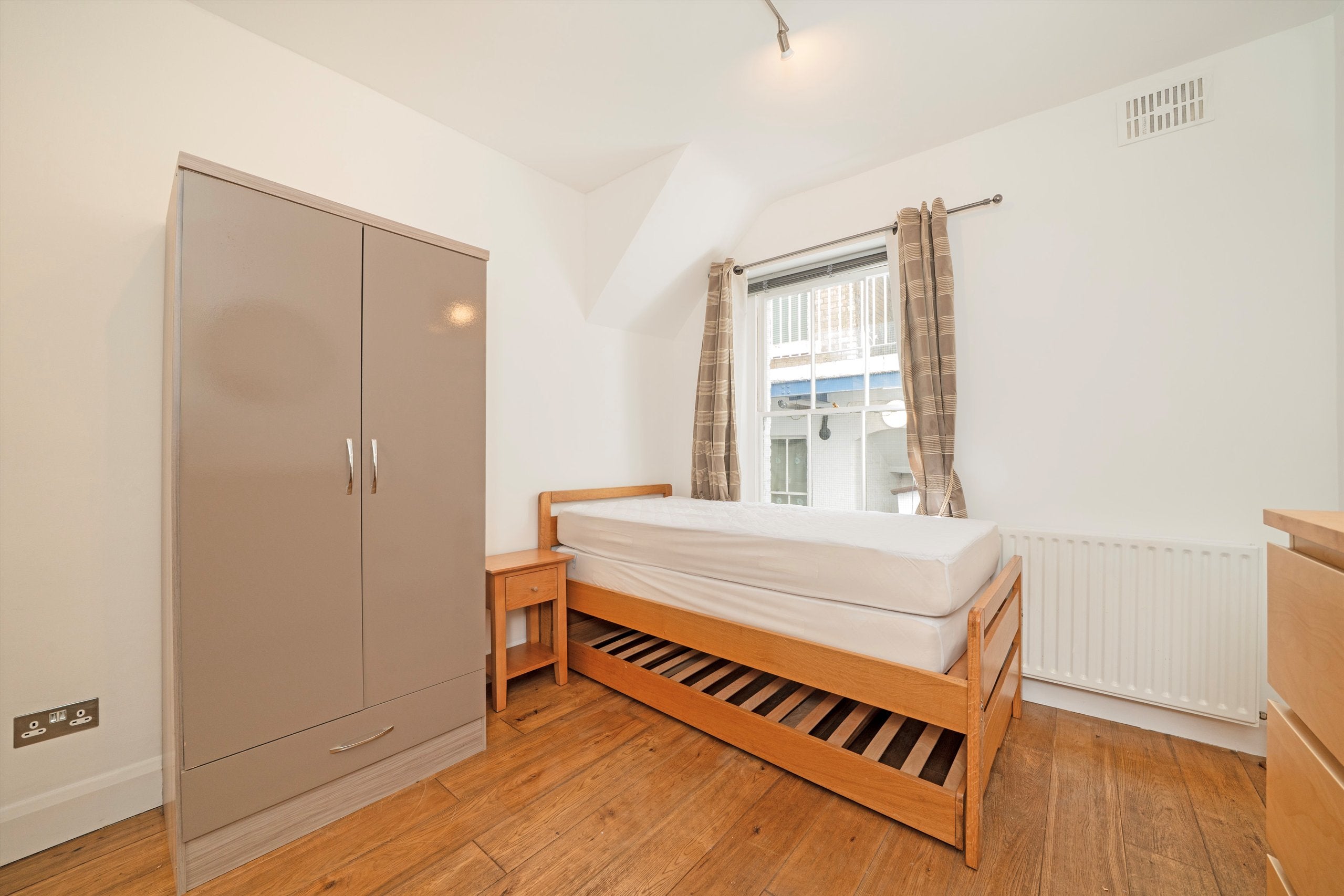Flat Carmel Court in Greater London