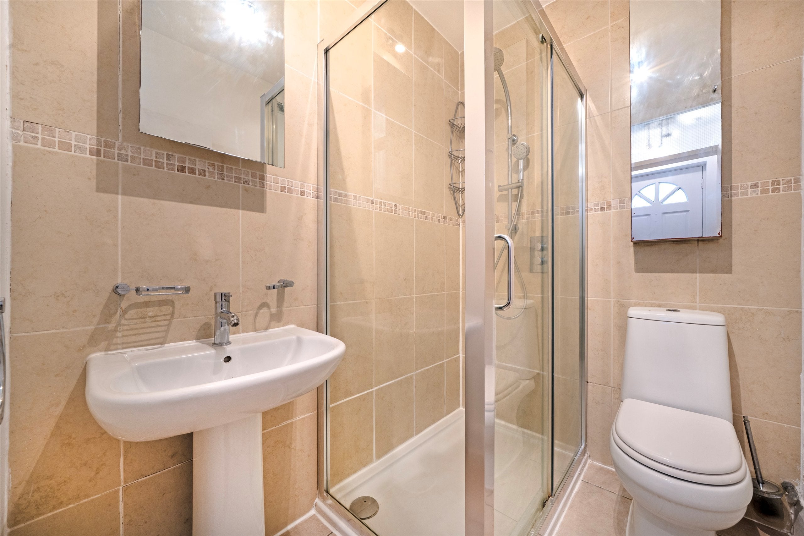 Flat Carmel Court in Greater London