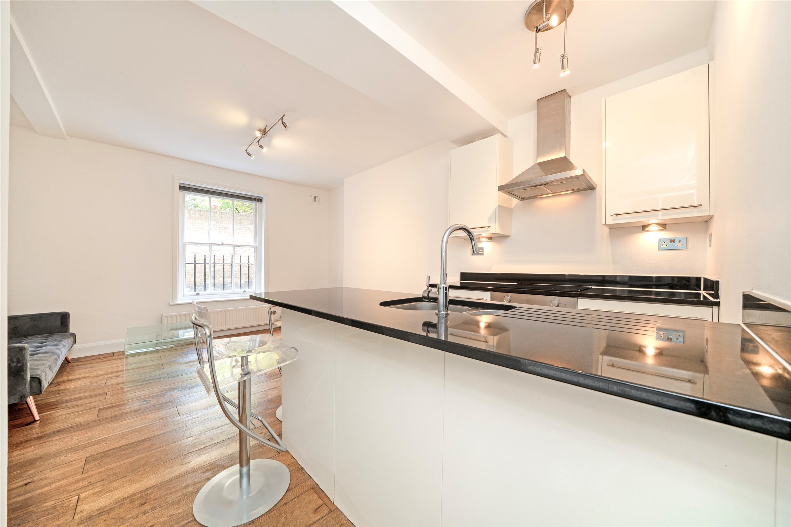 Flat Carmel Court in Greater London