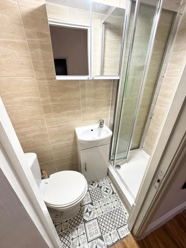 Room Blagrove Road in Greater London